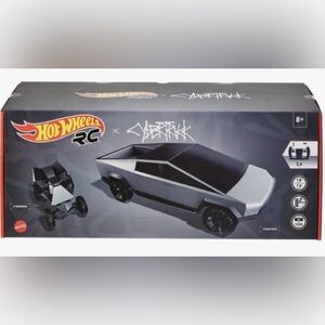 Hot Wheels RC 1:10 Tesla Cyber truck/Cyberquad! In Hand!!